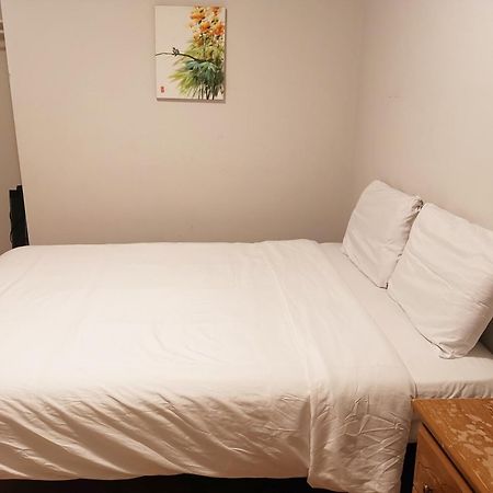 Appartamento Cozy Private Rm Heart Of North York Free Parking Full Kitchen Close To Downtown Toronto Esterno foto
